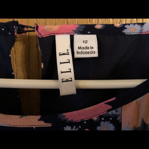 Elle flutter-sleeve dress with belt - Picture 5 of 6